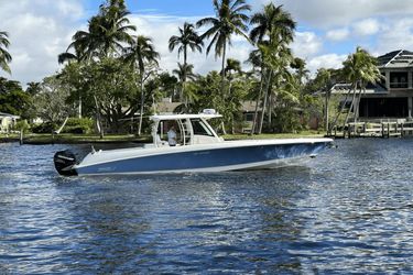 35' Boston Whaler 2014 Yacht For Sale